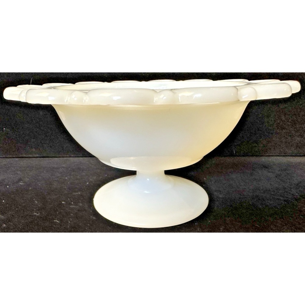 Anchor Hocking Lace Scalloped Edge White Milk Glass Bowl 7" - Mint Condition - Picture 2 of 3